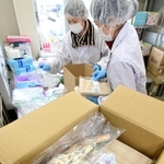 学校給食で使い切れず、神戸市内の社会福祉法人で活用されることになった乾麺などの食材＝神戸市西区見津が丘４、泉平神戸支店（撮影・中西幸大）