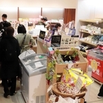 鶯ボールや神戸ワイン、イカナゴのくぎ煮などが並ぶ「兵庫わくわく館」の店内＝東京都千代田区有楽町２