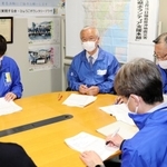 初会合であいさつする「ひょうごボランタリープラザ」の高橋守雄所長（中央）＝１８日午後、神戸市中央区東川崎町１