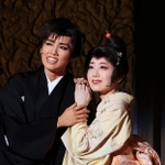 夢介（彩風咲奈・左）と、お銀（朝月希和）の距離も近づいていく＝宝塚大劇場（撮影・吉田敦史）