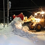 道路の雪をよける除雪車（豊岡市提供）