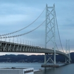 世界最長の座を明け渡した明石海峡大橋＝１９日、神戸市垂水区