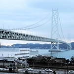 世界最長の座を明け渡した明石海峡大橋＝１９日、神戸市垂水区