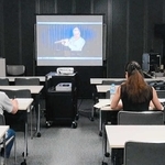 １次審査で出場者の演奏動画をチェックする審査員＝２０２１年８月、東京都内（神戸市民文化振興財団提供）