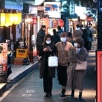 まん延防止等重点措置が解除され、夜遅くまで明かりがともる飲食店街。＝２２日午後９時４７分、神戸市中央区北長狭通１（撮影・坂井萌香）