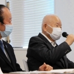 家族会会議後の記者会見で早期解決を訴える有本明弘さん＝東京都内