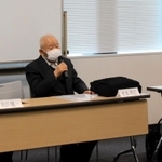 家族会会議後の記者会見で早期解決を訴える有本明弘さん＝東京都内