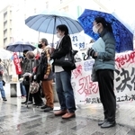 待遇改善を求めてストライキを実施した郵政産業労働者ユニオンの組合員ら＝神戸市中央区栄町通６