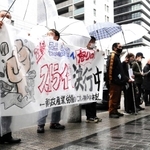 待遇改善を求めてストライキを実施した郵政産業労働者ユニオンの組合員ら＝神戸市中央区栄町通６