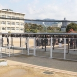 校内グラウンドと校外の公園との境に設置されたフェンス＝神戸市灘区備後町１、成徳小学校