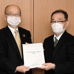 兵庫県の片山安孝副知事（左）に受動喫煙対策の報告書を手渡す藤原久義委員長＝兵庫県庁