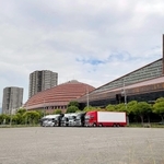 新しいポートアイランドスポーツセンターの建設予定地。右は現在の施設＝中央区港島中町５（市提供）