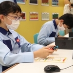 リニューアルされたパビリオンでゲームのプログラミングを体験する子どもたち＝西宮市甲子園八番町、キッザニア甲子園