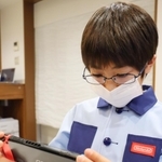 リニューアルされたパビリオンでゲームのプログラミングを体験する子ども＝西宮市甲子園八番町、キッザニア甲子園