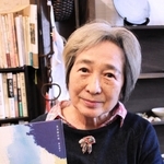 濱口竜介監督が帯文章を寄稿した詩集を手にする詩人の福永祥子さん。「短い文に私の創作観がにじんでいた」＝神戸市須磨区