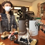 神戸映画資料館には「ハッピーアワー」が受賞したトロフィーなどが展示されている。「神戸のみんなで作った映画」と、田中範子支配人＝神戸市長田区