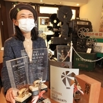 神戸映画資料館には「ハッピーアワー」が受賞したトロフィーなどが展示されている。「神戸のみんなで作った映画」と、田中範子支配人＝神戸市長田区