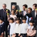 子どもたちと記念写真に納まる寄贈者の安藤忠雄さん（後列右から３人目）、名誉館長の竹下景子さん（同５人目）＝２５日午前、神戸市中央区加納町６、「こども本の森　神戸」（撮影・鈴木雅之）