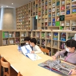 思い思いの本を読む子どもたち＝２５日午前、神戸市中央区加納町６、「こども本の森　神戸」（撮影・鈴木雅之）