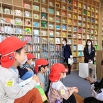 絵本を読んでもらう子どもたち＝２５日午前、神戸市中央区加納町６、「こども本の森　神戸」（撮影・鈴木雅之）