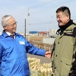 東北での活動を生かし、ボランティアのための全国的な支援組織を発足させる高橋守雄さん（左）と長沼俊幸さん＝宮城県名取市閖上東