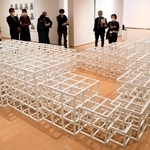 ソル・ルウィット氏の作品「ストラクチャー（正方形として１、２、３、４、５）」などが並ぶ会場＝神戸市中央区脇浜海岸通１