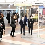 ４月からの大規模な改装工事が始まる「さんちか」。１番街（左）と２番街（奥右）は休館し、仮囲いで覆われる＝神戸市中央区加納町５（撮影・坂井萌香）