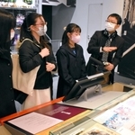 「人と防災未来センター」で、阪神・淡路大震災の資料に見入る高校生ら＝神戸市中央区（ラジオ関西提供）