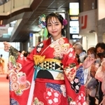ポーズを決めるタレントの山之内すずさん＝２６日午後、神戸市中央区三宮町１（撮影・坂井萌香）