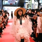 三宮センター街に設けられたランウエーを歩く渡辺美優紀さん＝神戸市中央区三宮町１（撮影・坂井萌香）