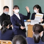 防災学習で、備えの大切さを伝える環境防災科の生徒たち＝兵庫県立舞子高校