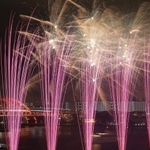 夜空を彩る花火＝２６日夜、神戸市中央区新港町から（撮影・吉田敦史）