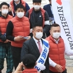 若者の応援も力にして支持を訴える吉岡政和氏＝２４日午後、西宮市長田町（撮影・斎藤雅志）