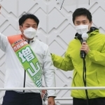増山誠氏（左）の応援に駆けつけた日本維新の会の吉村洋文副代表＝２６日午後、西宮市甲子園町（撮影・斎藤雅志）
