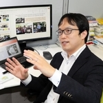 海外で手がけた防災教育の資料を前に、高校時代を振り返る中野元太さん＝京都府宇治市、京都大学防災研究所