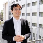 高校時代の思い出や、防災教育への決意を語る中野元太さん＝京都府宇治市、京都大学防災研究所