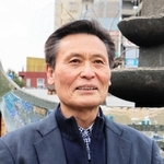 「小説で史実にスポットを当てるのも喜び。まだまだ書きたいものはある」と話す方政雄さん＝尼崎市内