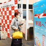 チケットを手に飛行機に乗り込む乗客ら＝中央区、神戸空港