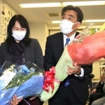 再選を確実にし、支援者から贈られた花束を手に喜ぶ石井登志郎氏＝２７日午後８時２９分、西宮市上甲子園４（撮影・斎藤雅志）