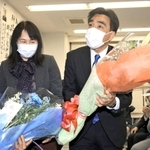 再選を確実にし、支援者から贈られた花束を手に喜ぶ石井登志郎氏＝２７日午後８時２９分、西宮市上甲子園４（撮影・斎藤雅志）