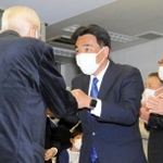 再選を確実にし、支援者とグータッチで喜ぶ石井登志郎氏＝２７日午後８時１３分、西宮市上甲子園４（撮影・斎藤雅志）