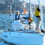 ヨットで単独無寄港の太平洋横断に出発する海洋冒険家の堀江謙一さん＝２６日、米サンフランシスコ（共同）