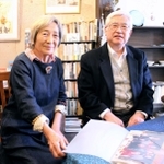 濱口竜介監督と撮った写真を前に談笑する詩人の福永祥子さん（左）と正岡健二さん＝神戸市須磨区