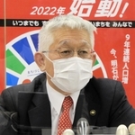 副市長２人の退任を発表する明石市の泉房穂市長＝２８日午後、明石市中崎１
