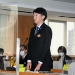 ２週間ぶりに登庁し、兵庫県議会予算特別委員会であいさつする斎藤元彦知事＝県議会