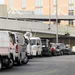 「駐車禁止違反では」との疑問が寄せられた現場付近＝神戸市兵庫区島上町１（画像を一部加工しています）