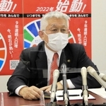 副市長２人の退任を発表する泉房穂市長＝明石市役所