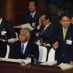 市議会で厳しい質問に対し答弁する北口寛人市長（右）＝２０１０年１２月７日、明石市役所