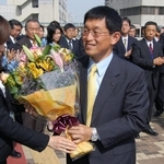 初登庁し、花束を受け取る泉房穂市長＝２０１１年５月２日、明石市役所