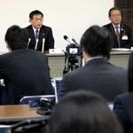 市職員への暴言問題について、会見で謝罪し、記者らに説明する泉房穂市長＝２０１９年１月２９日、明石市役所